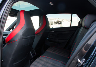 Подержанный автомобиль Volkswagen Golf GTI Hatchback 2021 года (13 фото)