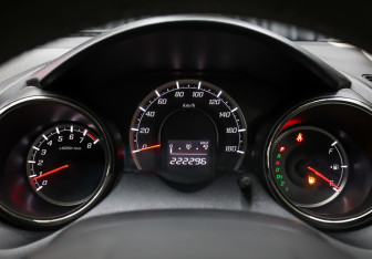 Подержанный автомобиль Honda Fit Shuttle 2012 года (12 фото)