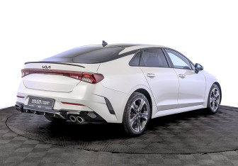 Подержанный автомобиль Kia K5 2022 года (5 фото)