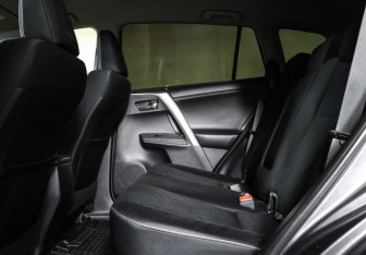 Подержанный автомобиль Toyota RAV4 2015 года (12 фото)