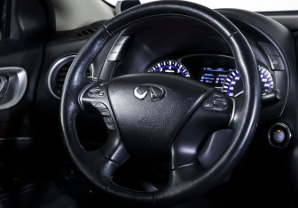 Подержанный автомобиль Infiniti QX60 2016 года (17 фото)