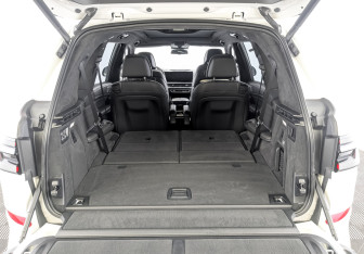 Подержанный автомобиль BMW X7 2022 года (10 фото)