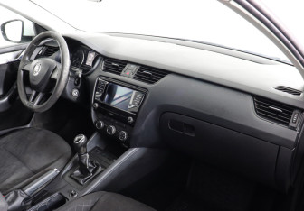 Подержанный автомобиль Skoda Octavia Liftback 2019 года (10 фото)