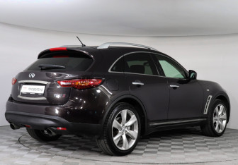 Подержанный автомобиль Infiniti FX 2010 года (5 фото)