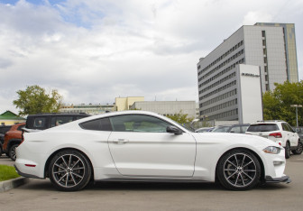 Подержанный автомобиль Ford Mustang Coupe 2020 года (4 фото)