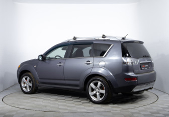 Подержанный автомобиль Mitsubishi Outlander 2008 года (7 фото)