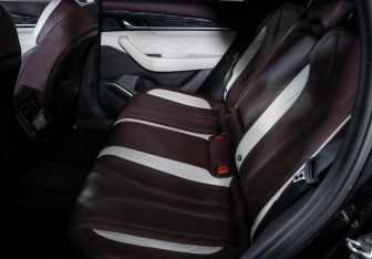 Подержанный автомобиль Geely Monjaro 2023 года (10 фото)