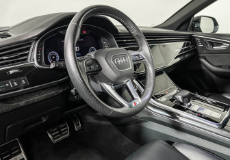 Подержанный автомобиль Audi Q8 2018 года (13 фото)