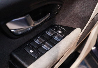 Подержанный автомобиль Land Rover Range Rover Evoque 2017 года (16 фото)