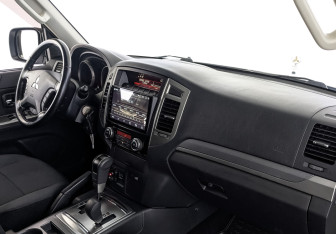 Подержанный автомобиль Mitsubishi Pajero 2021 года (13 фото)