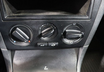 Подержанный автомобиль Skoda Octavia Liftback 2009 года (15 фото)