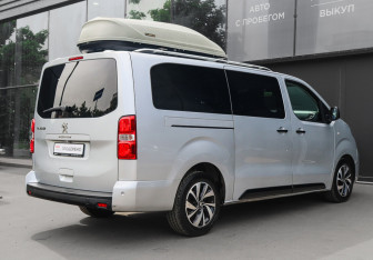 Подержанный автомобиль Peugeot Traveller 2020 года (4 фото)