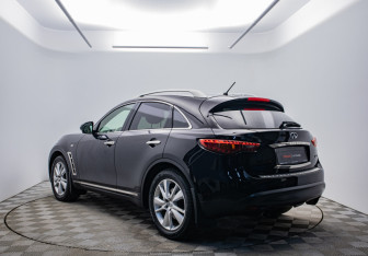 Подержанный автомобиль Infiniti QX70 2013 года (3 фото)