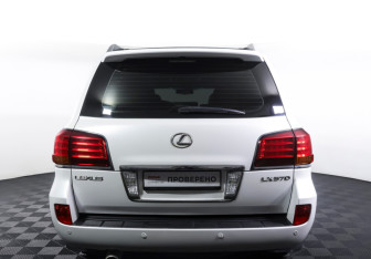 Подержанный автомобиль Lexus LX 2011 года (6 фото)