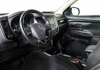 Подержанный автомобиль Mitsubishi Outlander 2018 года (9 фото)