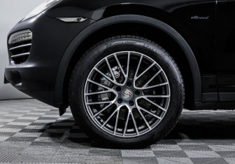 Подержанный автомобиль Porsche Cayenne 2013 года (15 фото)