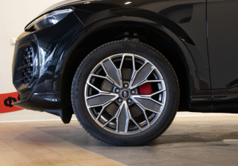Подержанный автомобиль Audi Q5 2025 года (34 фото)