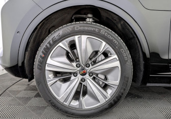 Подержанный автомобиль Hongqi E-HS9 2022 года (18 фото)