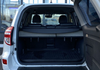 Подержанный автомобиль Toyota RAV4 2012 года (10 фото)