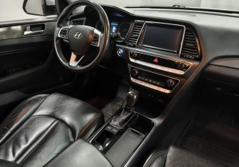 Подержанный автомобиль Hyundai Sonata 2018 года (10 фото)