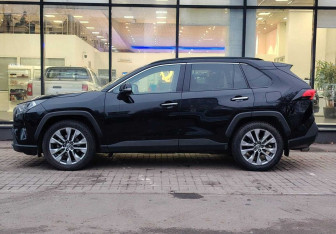 Подержанный автомобиль Toyota RAV4 2021 года (5 фото)