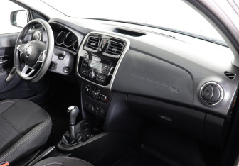 Подержанный автомобиль Renault Logan Sedan 2019 года (10 фото)