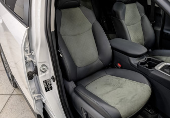Подержанный автомобиль Toyota RAV4 2025 года (24 фото)
