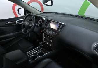 Подержанный автомобиль Nissan Pathfinder 2016 года (9 фото)