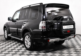 Подержанный автомобиль Mitsubishi Pajero 2017 года (7 фото)