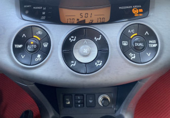 Подержанный автомобиль Toyota RAV4 2006 года (15 фото)