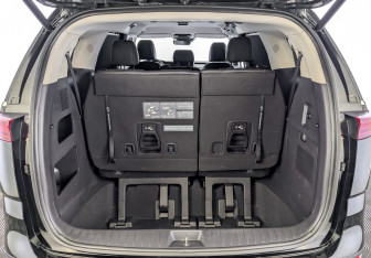 Подержанный автомобиль Kia Carnival 2022 года (11 фото)