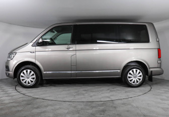 Подержанный автомобиль Volkswagen Caravelle 2018 года (8 фото)