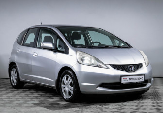 Подержанный автомобиль Honda Jazz 2009 года (3 фото)