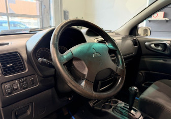 Подержанный автомобиль Mitsubishi Space Star Compactvan 2004 года (13 фото)