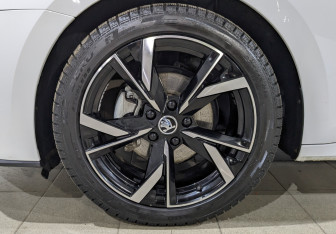 Подержанный автомобиль Skoda Octavia Liftback 2023 года (12 фото)