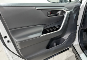 Подержанный автомобиль Toyota RAV4 2024 года (19 фото)