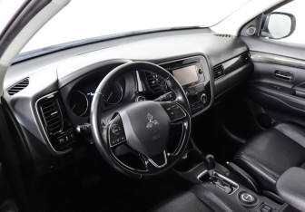 Подержанный автомобиль Mitsubishi Outlander 2016 года (9 фото)