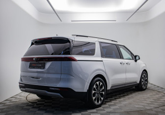 Подержанный автомобиль Kia Carnival 2021 года (4 фото)