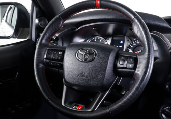 Подержанный автомобиль Toyota Hilux 2023 года (13 фото)