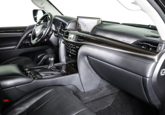 Подержанный автомобиль Lexus LX 2019 года (12 фото)