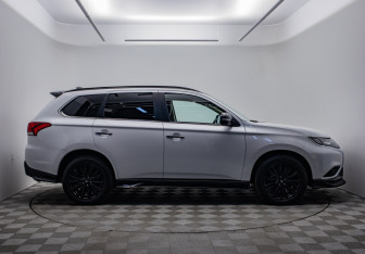 Подержанный автомобиль Mitsubishi Outlander 2022 года (4 фото)