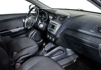 Подержанный автомобиль Kia Rio Hatchback 2017 года (9 фото)