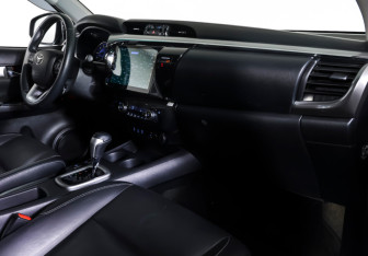 Подержанный автомобиль Toyota Hilux 2015 года (10 фото)