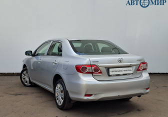 Подержанный автомобиль Toyota Corolla Sedan 2010 года (7 фото)