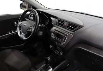 Подержанный автомобиль Kia Rio Sedan 2016 года (10 фото)