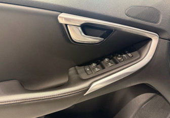 Подержанный автомобиль Volvo V40 Cross Country 2019 года (17 фото)