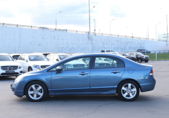 Подержанный автомобиль Honda Civic Sedan 2011 года (8 фото)