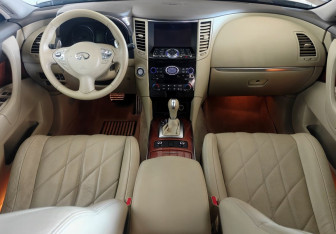Подержанный автомобиль Infiniti QX70 2014 года (9 фото)