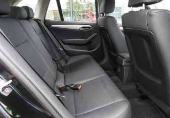 Подержанный автомобиль BMW X1 2013 года (12 фото)