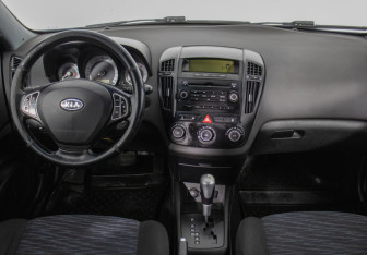 Подержанный автомобиль Kia Ceed Wagon 2008 года (13 фото)